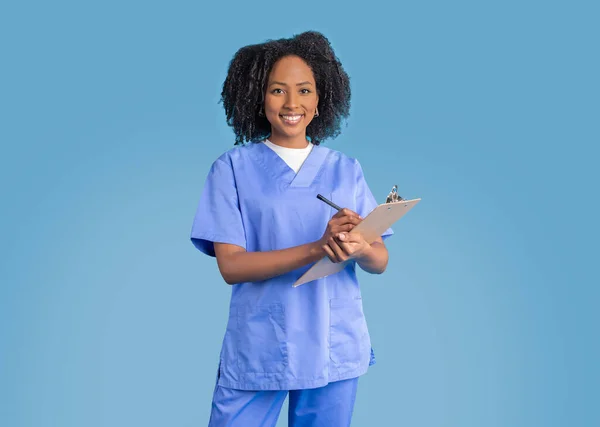 Fröhliche Junge Afrikanisch Amerikanische Lockige Ärztin Oder Krankenschwester Blauer Uniform — Stockfoto