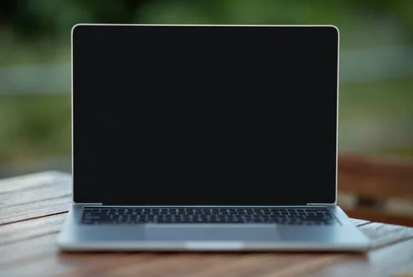 Laptop Számítógép Üres Fekete Képernyővel Weboldal Hirdetés Álló Íróasztal Tetején — Stock Fotó