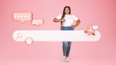 Harika bir tarayıcı. Çevrimiçi Arama Barı 'nın yanında parmaklarını hareket ettiren şişman siyahi kadın ve yıldızların ikonayı, Pembe Arkaplanda harika web servisini gözlemek ve onaylamak. Kolaj, Panorama