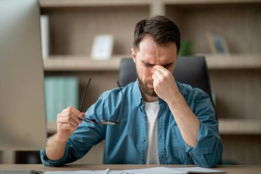 Erkek Serbest Çalışan Gözler, Gözlük Çıkarma ve Burun Köprüsü 'ne Masaj Yapma, Genç İşadamı Yorgunluk, İç İşleri' nde bilgisayar üzerinde çalıştıktan sonra yorgun,