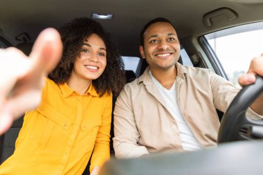 Bu taraftan, Araç Seyrüsefer. Lüks arabanın içinde oturan gülümseyen Arap bir çiftin portresi, yolu gösteren bir kadın, direksiyon tutan neşeli bir adam. Otomatik gösterge panelinden göster