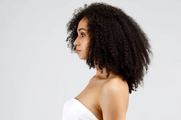 脇に見て 灰色のスタジオの背景 バナーにポーズを巻き毛を持つアフリカ系アメリカ人女性のサイドビューの肖像画 プロフィール 女性のヘッドショット — ストック写真