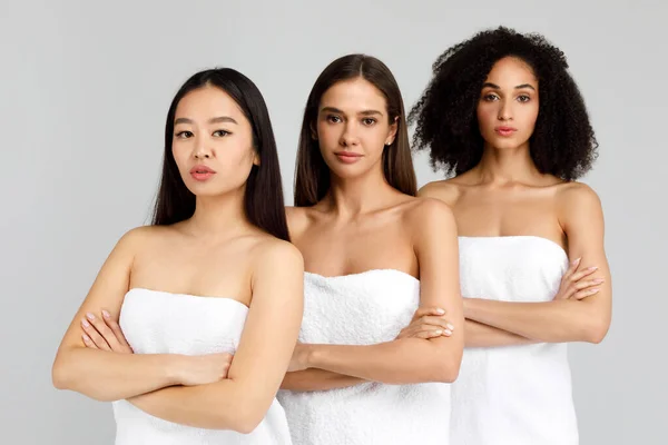 Une Beauté Diverse Portrait Trois Belles Femmes Multiraciales Posant Avec — Photo