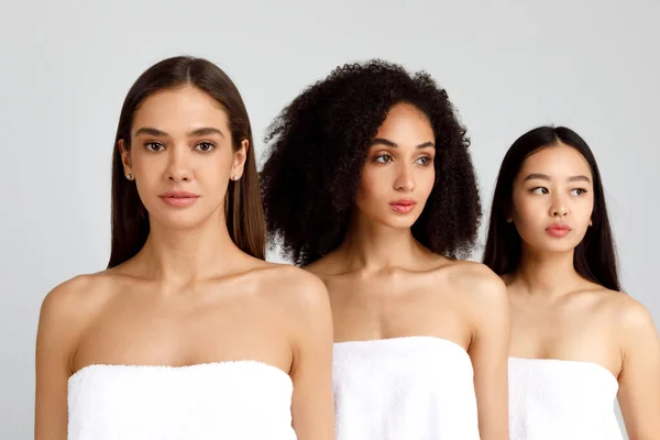 Begreppet Ungdom Och Skönhet Tre Unga Multiracial Damer Poserar Insvept — Stockfoto