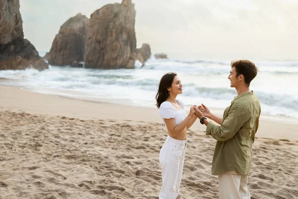 Milující Pár Drží Ruce Dívají Sebe Mají Romantické Rande Pláži — Stock fotografie