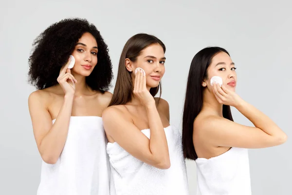 Portrait Three Young Multiracial Women Removing Makeup Using Cotton Disks — Stock Photo, Image
