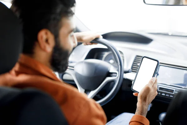 Autonavigatie Toepassing Midden Oosten Bestuurder Man Met Behulp Van Smartphone — Stockfoto