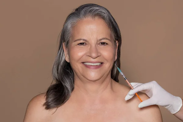 Sonriente Mujer Europea Pelo Gris Senior Disfrutar Procedimiento Belleza Cosmetólogo — Foto de Stock