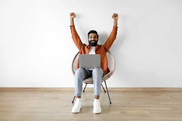 Sucesso Carreira Online Homem Freelancer Indiano Emocional Usando Laptop Gesturing — Fotografia de Stock