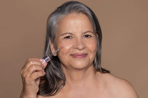 Jsem Ráda Starší Šedovlasá Evropanka Ráda Kosmetické Procedury Aplikuje Sérum — Stock fotografie