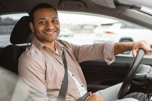 Ein Fröhlicher Indischer Autofahrer Der Die Kamera Lächelt Sitzt Mit — Stockfoto
