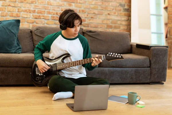 Музыкальное Образование Онлайн Талантливый Японский Мальчик Играет Электрогитаре Играя Аккордах — стоковое фото