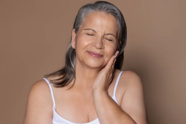 Uśmiechnięta Europejska Seniorka Siwych Włosach Zamkniętymi Oczami Cieszy Się Miękkim — Zdjęcie stockowe