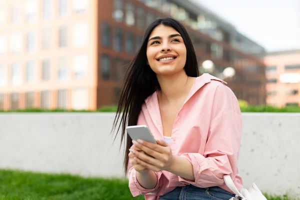Szczęśliwa Latynoska Studentka Czatująca Smartfonie Sms Ująca Mediach Społecznościowych Siedząc — Zdjęcie stockowe