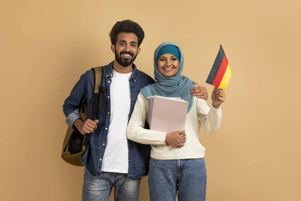 2015 Arabic Student Couple Backpack Holding German Flag Portrait Smiling — 스톡 사진