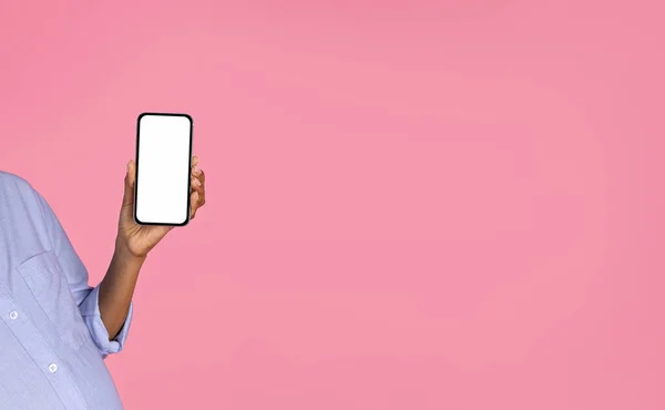 千年非洲裔美国孕妇腹部显示智能手机与空屏幕 孤立在粉红工作室背景 预产期应用程序 聊天和社交网络 — 图库照片