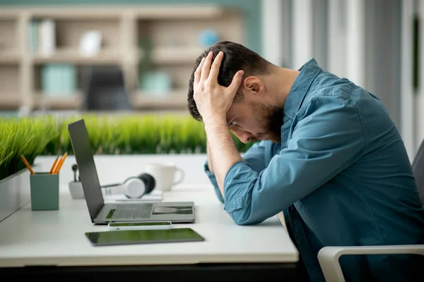 Arbeitsprobleme Junge Freiberufler Guy Sitzt Schreibtisch Und Berührt Kopf Verzweiflung — Stockfoto
