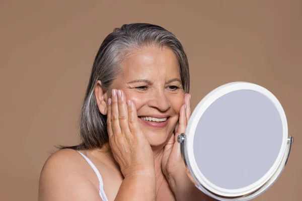 Sonriente Mujer Europea Pelo Gris Senior Disfrutar Belleza Natural Piel — Foto de Stock