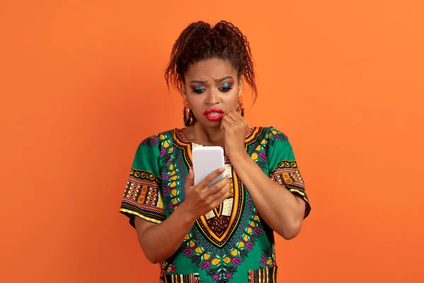 Расстроенная Привлекательная Молодая Чернокожая Женщина Африканском Костюме Смотрит Экран Смартфона — стоковое фото