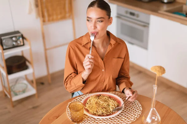 Dáma Ochutnává Domácí Špagety Těstoviny Chutné Nudle Kuchyňském Interiéru Sedí — Stock fotografie