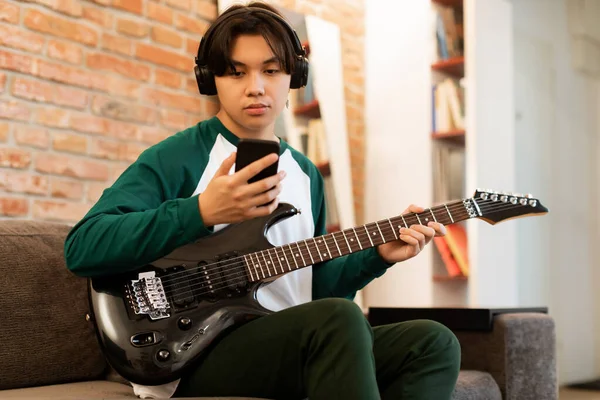 Hobby Musicale Grave Coreano Adolescente Ragazzo Holding Chitarra Elettrica Mentre — Foto Stock