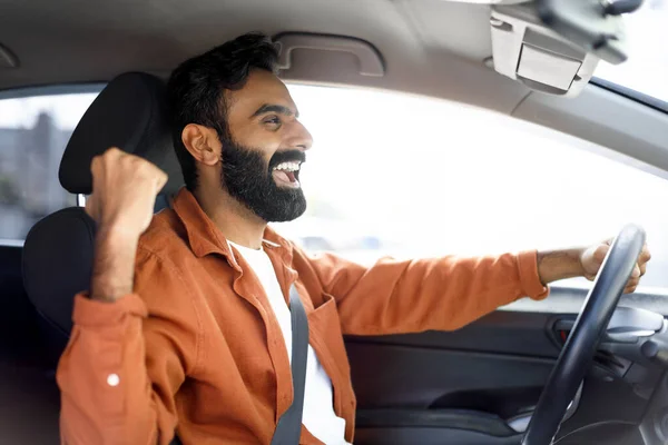 Tolles Auto Verkaufsangebot Emotionaler Arabischer Fahrer Gestikuliert Beim Autofahren Seitenblick — Stockfoto