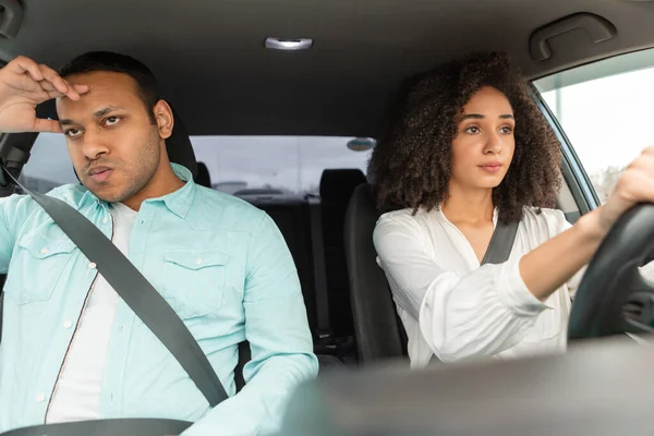 Wütender Arabischer Mann Sitzt Auf Dem Beifahrersitz Während Seine Frau — Stockfoto