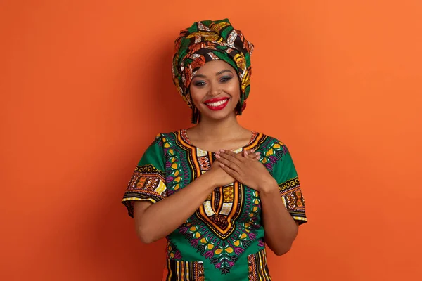 Minnettar Neşeli Güzel Afro Amerikan Bir Kadın Parlak Geleneksel Bir — Stok fotoğraf
