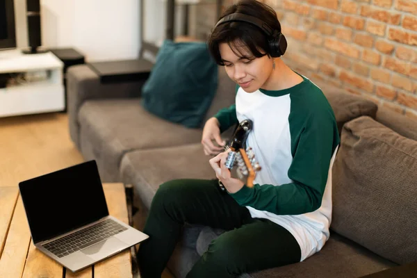 Educación Música Digital Japanese Teen Boy Utiliza Ordenador Portátil Para —  Fotos de Stock
