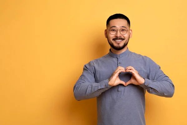 Sorrindo Jovem Asiático Homem Mostrando Coração Gestos Com Mãos Perto — Fotografia de Stock