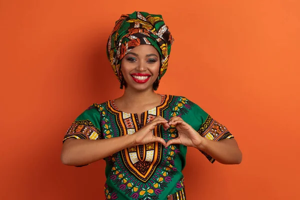 Pozytywne Wesoły Młody Czarny Kobieta Nosić Tradycyjny Afrykański Kostium Jasny — Zdjęcie stockowe