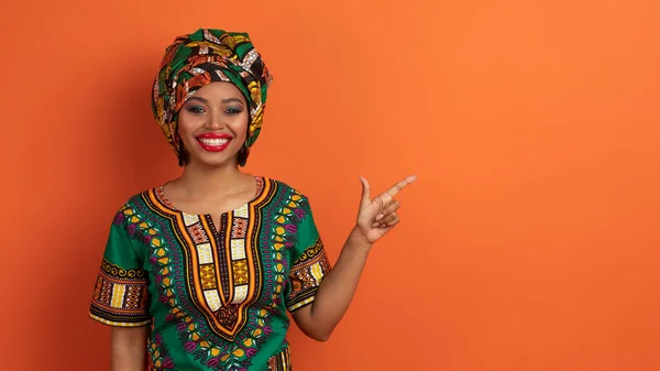 Oldukça Neşeli Gülümseyen Afro Amerikan Kadın Renkli Geleneksel Kıyafetler Giyiyor — Stok fotoğraf