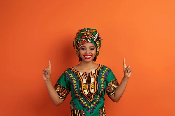 Parlak Renkli Afrikalı Kostümlü Heyecanlı Çekici Genç Bir Kadın Güzel — Stok fotoğraf