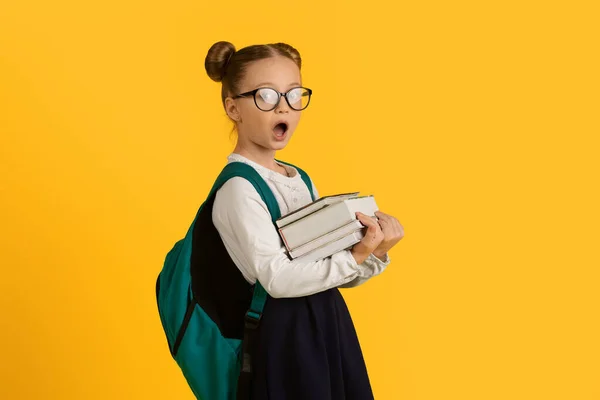 Schokkend Schattig Klein Schoolmeisje Dragen Bril Holding Stack Van Boeken — Stockfoto
