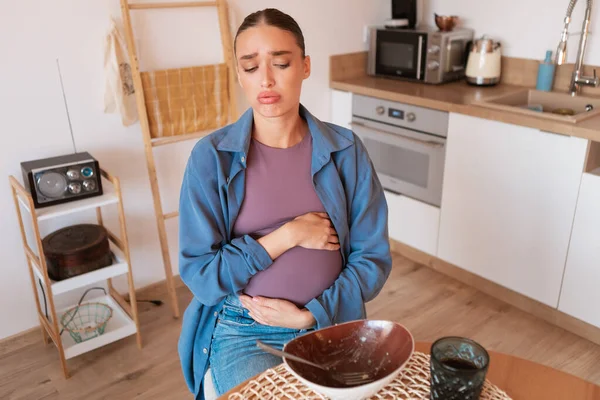 悲しい妊娠中の女性の食べ物を切望し 空のプレートを見て すべてを食べて 空腹感 コピースペース 母親は腹を触って食べたがってる — ストック写真