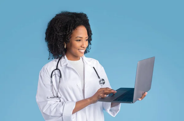 Fröhliche Junge Afrikanisch Amerikanische Ärztin Weißem Mantel Plaudert Auf Laptop — Stockfoto