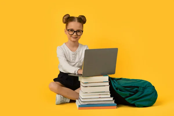 Сучасна Освіта Портрет Милої Маленької Школярки Використовуючи Ноутбук Комп Ютер — стокове фото