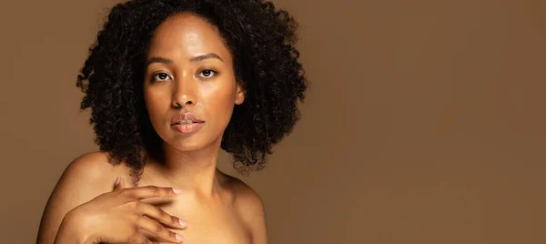 Close Portret Van Hete Mooie Naakte Millennial 30S Zwarte Vrouw — Stockfoto
