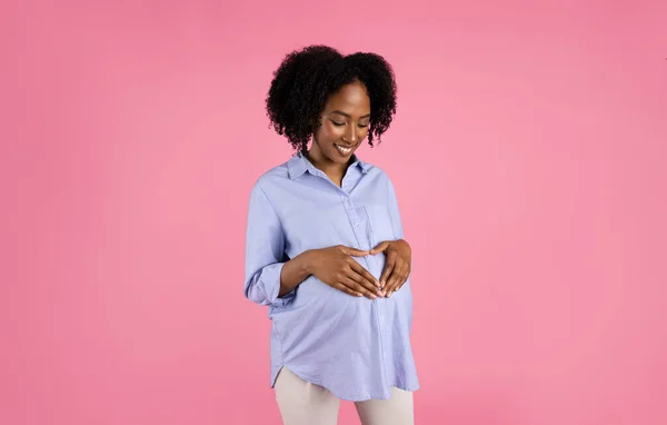 Positiva Tusenåriga Afrikanska Lockigt Gravid Kvinna Röra Stor Mage Med — Stockfoto