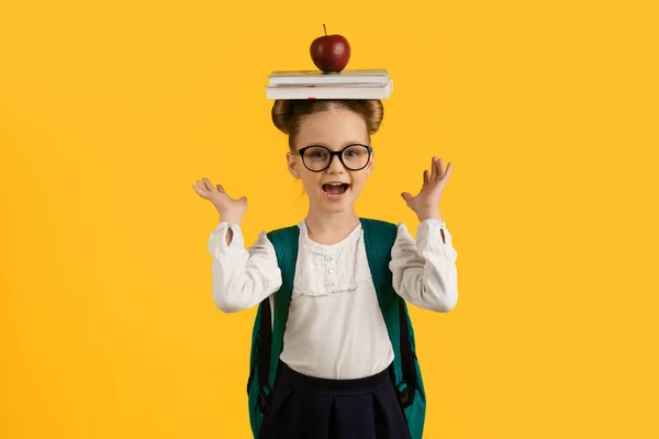 Happy Cute Schoolmeisje Holding Books Apple Head Vrolijke Vrouwelijke Leerling — Stockfoto