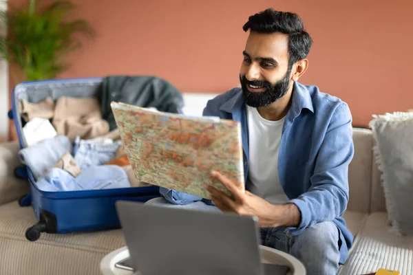 Nyaralástervezés Arab Utazó Férfi Laptop Holding Turisztikai Térkép Navigáció Utazás — Stock Fotó