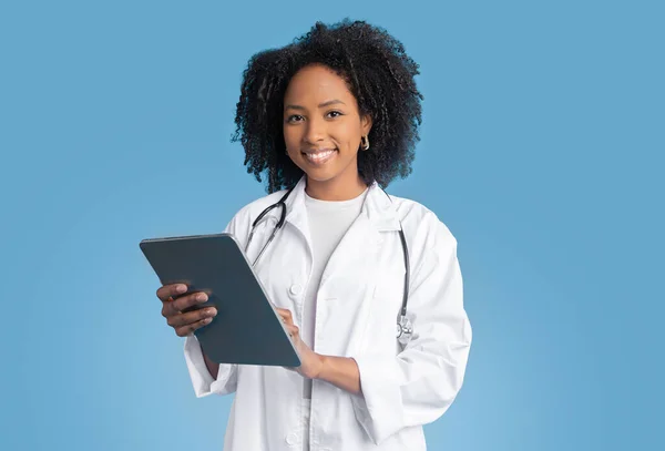 Positive Junge Afrikanisch Amerikanische Lockige Ärztin Weißen Mantel Die Auf — Stockfoto
