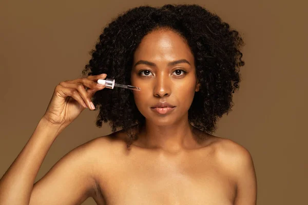 Piękne Topless Młoda Afroamerykanka Kobieta Stosując Luksusowy Produkt Kosmetyczny Serum — Zdjęcie stockowe
