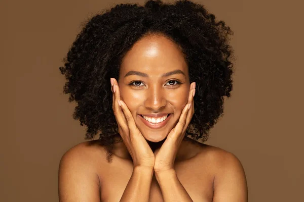 Primer Plano Estudio Foto Feliz Hermosa Mujer Negra Medio Desnuda — Foto de Stock