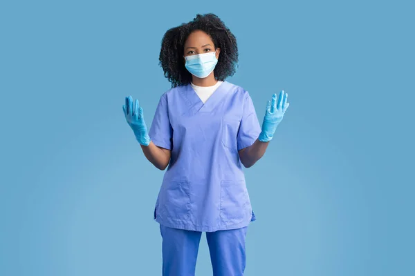 Grave Joven Afroamericana Rizado Médico Mujer Enfermera Cirujano Uniforme Azul —  Fotos de Stock