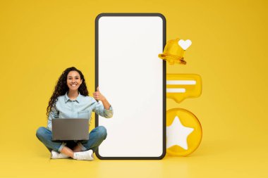 Uygulama Oranı. Diz üstü bilgisayarlı kadın, Büyük Akıllı Telefonun yanında, boş ekranlı, Gezici Uygulamayı Sarı Arkaplanda İnceleme ve Gözden Geçirme Yapıyor. Harika geri bildirim. Kolaj
