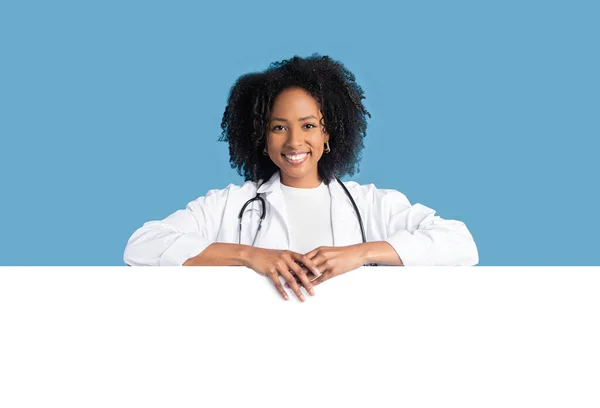 Glückliche Junge Afrikanisch Amerikanische Lockige Ärztin Weißem Mantel Mit Großem — Stockfoto
