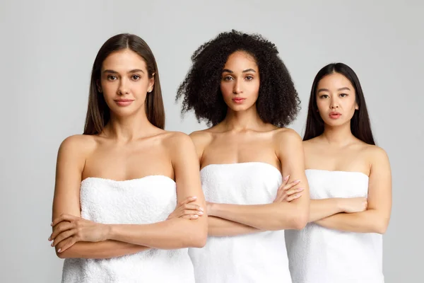 Beautiful Black Caucasian Asian Women Posing Folded Arms White Bath — Stock Photo, Image