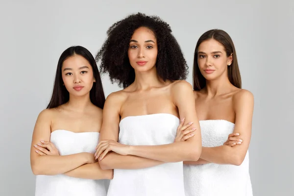 Naturskönhetskoncept Porträtt Tre Unga Multiracial Damer Stående Med Vikta Armar — Stockfoto