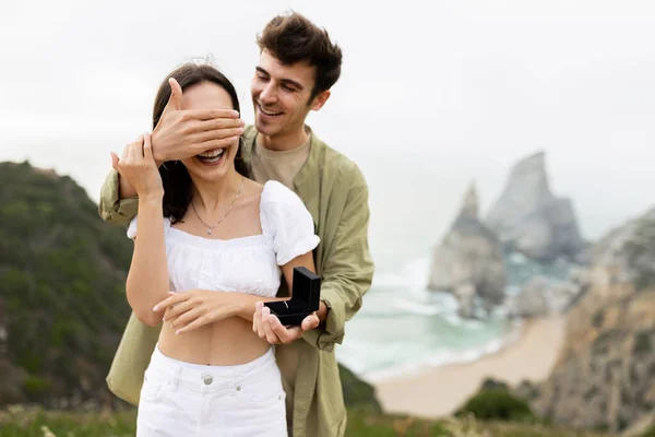 Coastal Love Story Loving Man Making Romantic Proposal Her Girlfriend — Stock Photo, Image